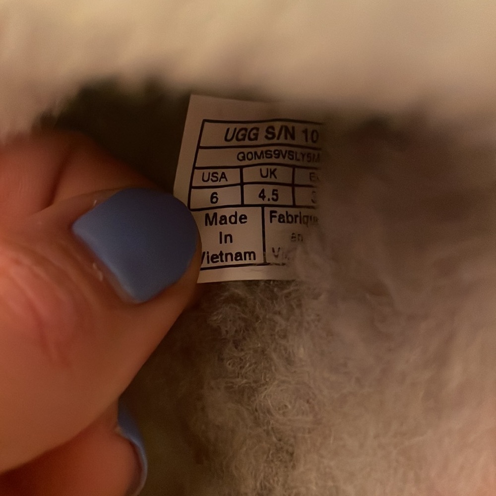 UGG Slippers - Picture 4 of 4